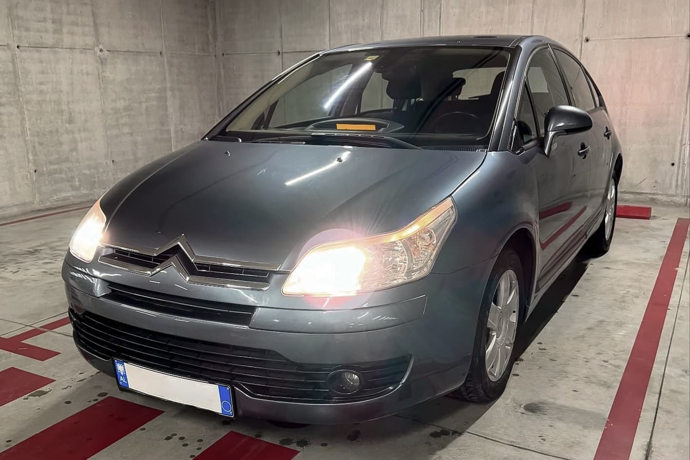 Citroën C4 opposite front three-quarter view