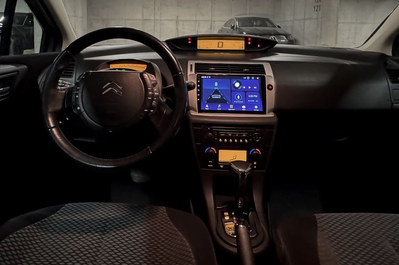 Citroën C4 interior and dashboard