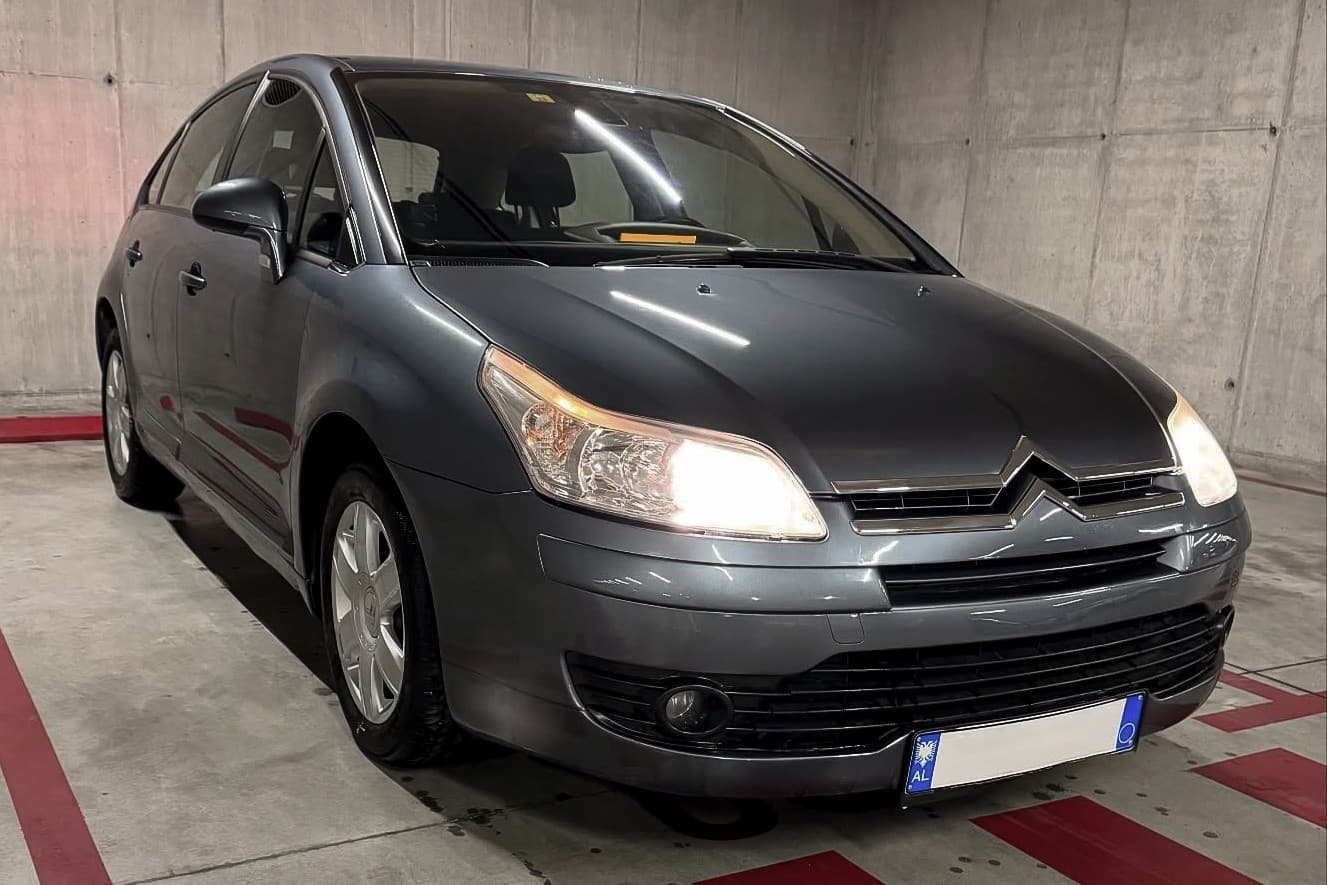 Citroën C4 front three-quarter view