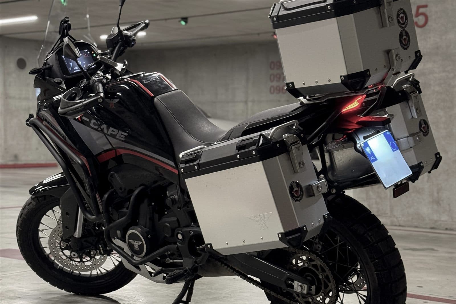 Moto Morini X-Cape 650 cockpit detail