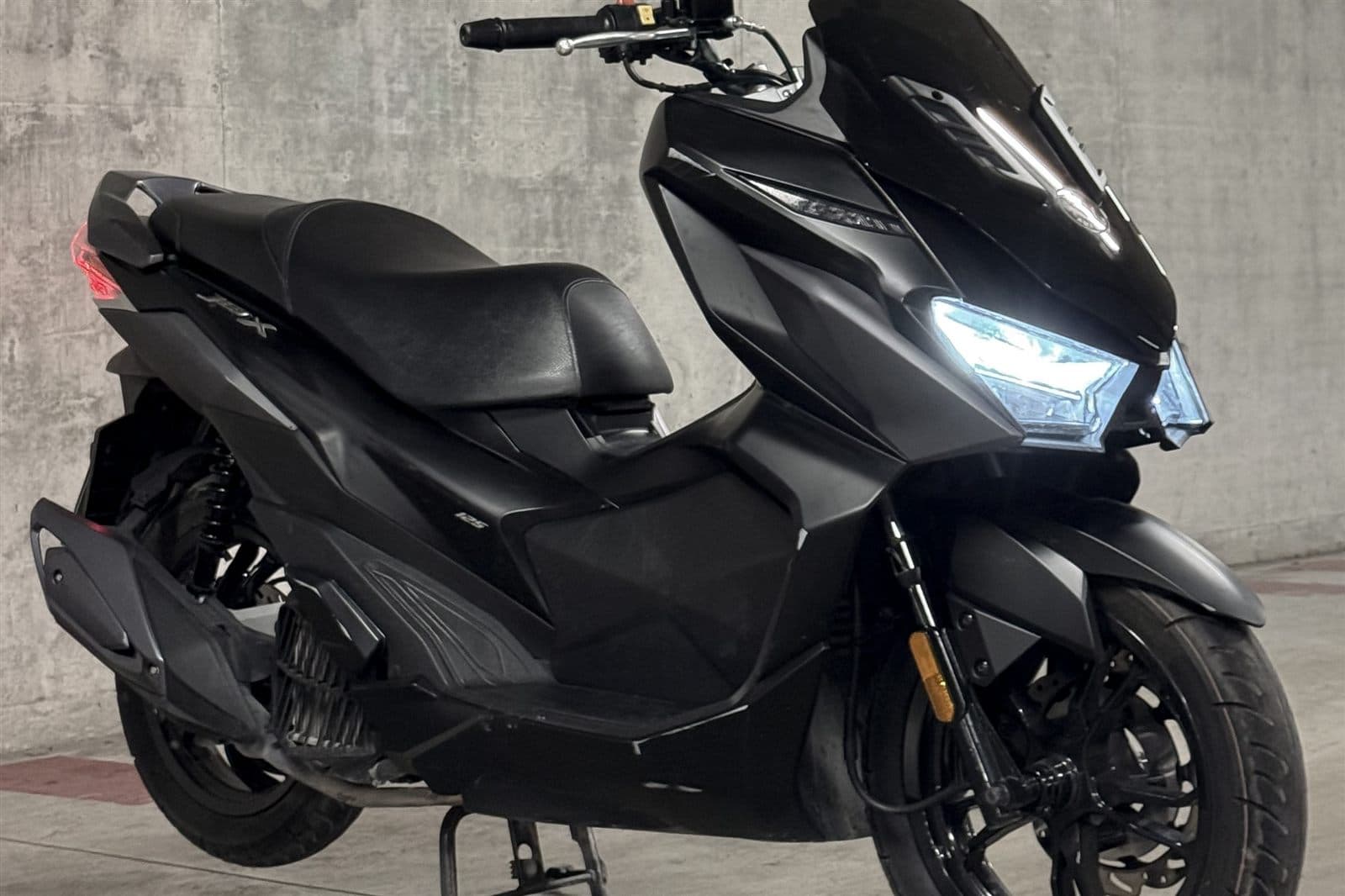 SYM Jet X 125 front three-quarter view