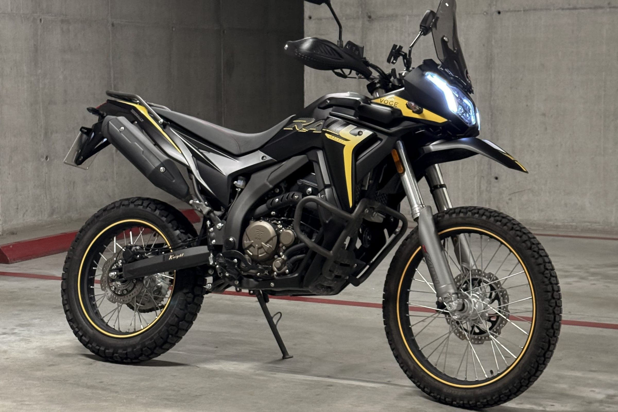Voge 300 Rally side three-quarter view