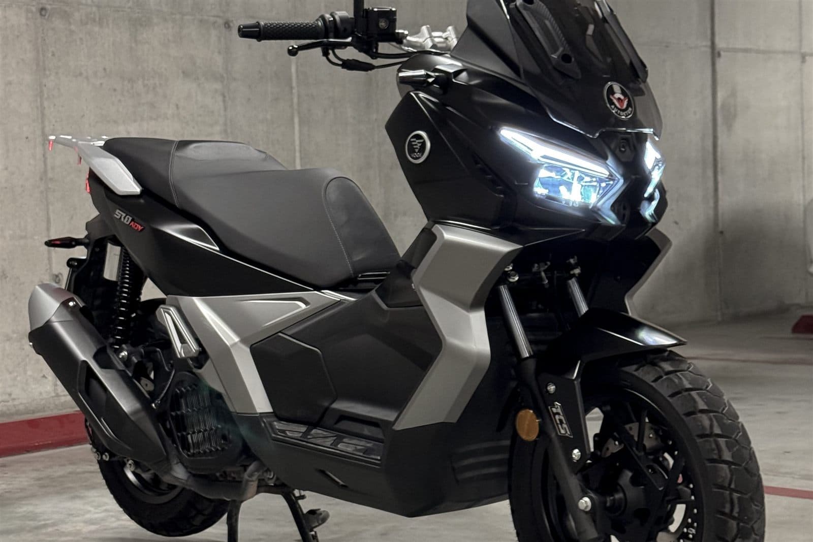 Voge SR1 ADV 125 front three-quarter view